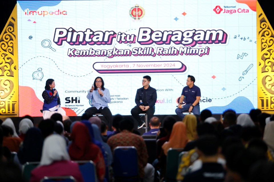 Telkomsel menggelar roadshow "Pintar Itu Beragam", memperkenalkan platform Ilmupedia yang lebih interaktif (foto/ist)